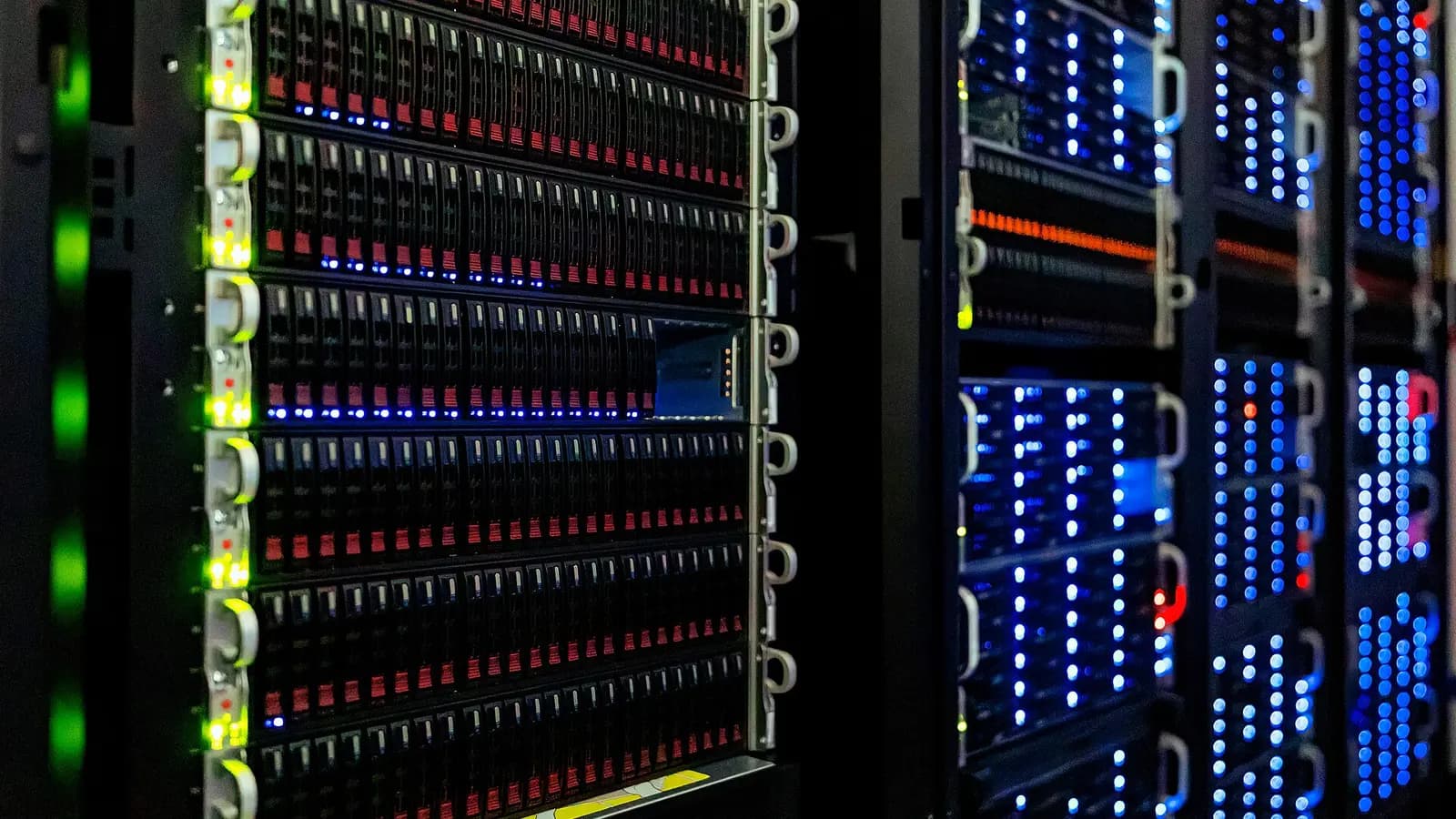 A small bright core of active nodes inside a much larger dim network lattice